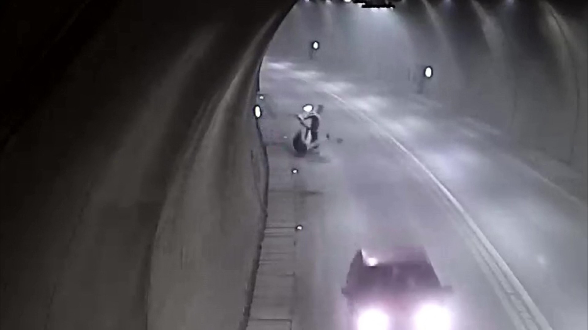 Amasya’da motosikletiyle takla atan sürücü hiçbir şey olmamış gibi yoluna devam etti