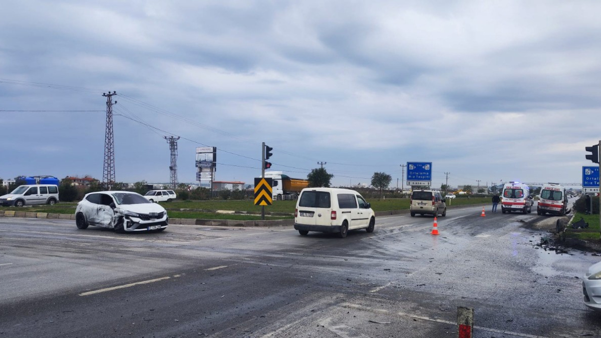 Antalya’da ambulansa yol verme kazasında ortalık savaş alanına döndü