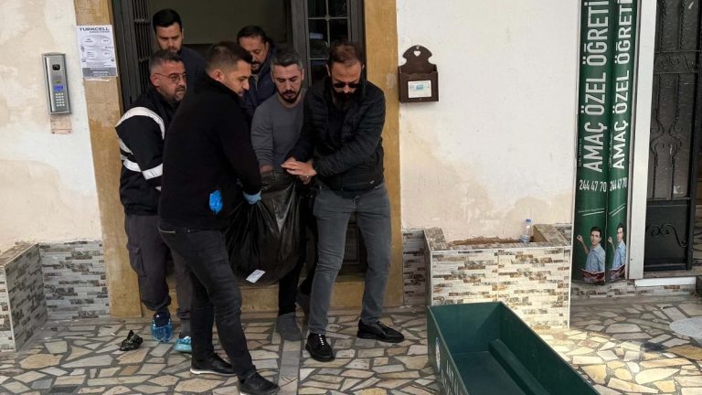 Antalya’da bir kadın evde kanlar içinde ölü bulundu