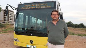 Antalya’da karavan yapmak için aldığı eski İETT otobüsü ile mahalleliyi gezdiriyor