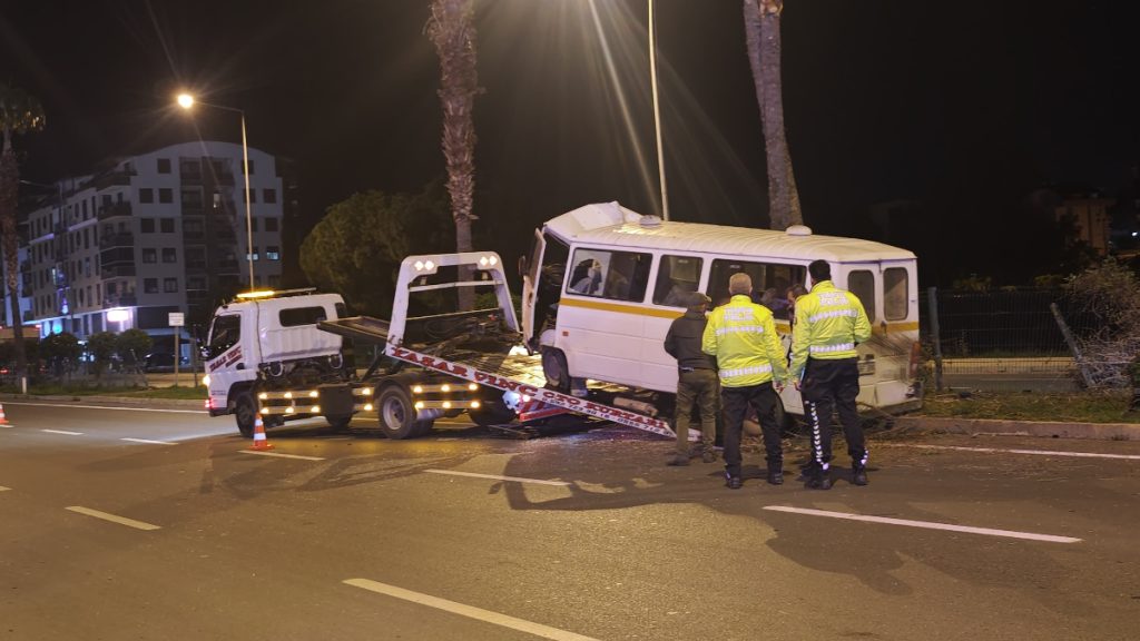 Antalya’da minibüs kazası: Sürücü alkollü çıktı
