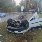 Antalya’da refüje çarpıp ters dönen araçtan ayakta çıktı