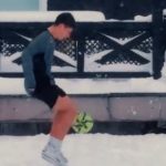 Arda Güler ve Yiğit Efe Demir karda futbol oynadı