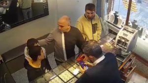 Bağcılar’da çocuklar, buldukları altın dolu çantayı teslim etti