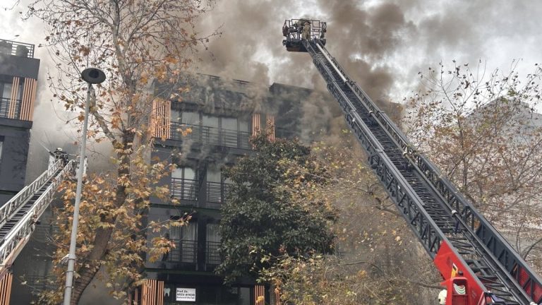 Bağdat Caddesi’nde korkutan yangın: 2 bloklu bina küle döndü