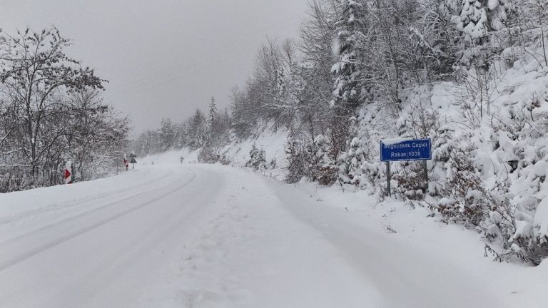 Bartın’da zirvede kar manzarası