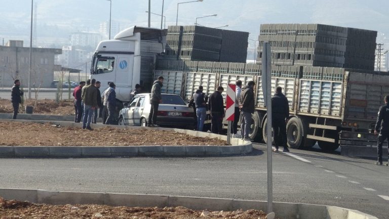 Batman’da otomobil, tır dorsesinin altında kaldı