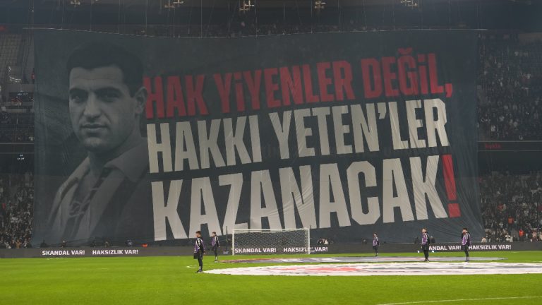 Beşiktaş’tan Rizespor maçı öncesi olay pankart!