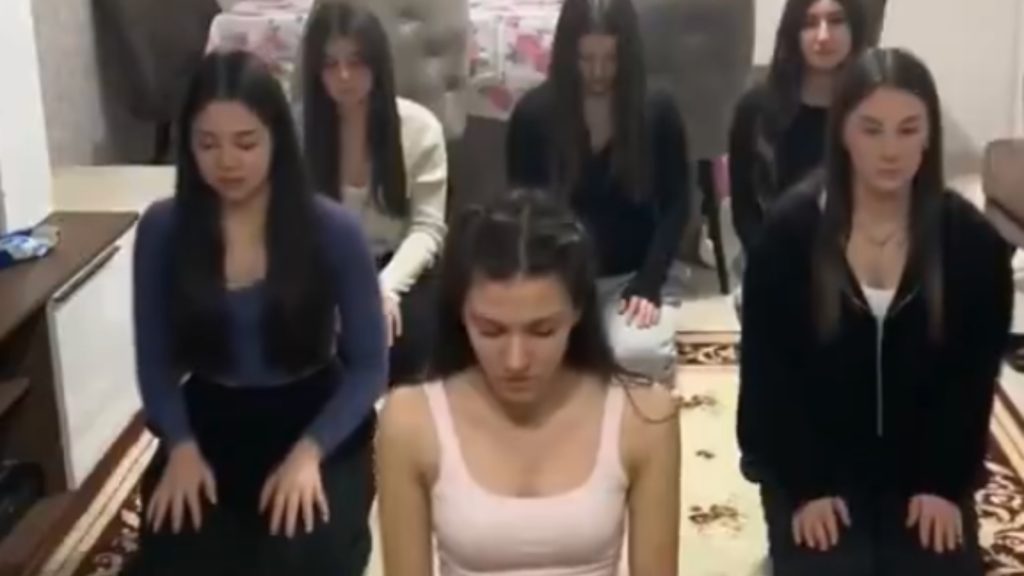 Bir grup genç namaz kılmayla dalga geçti