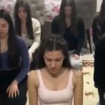 Bir grup genç namaz kılmayla dalga geçti