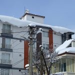 Bolu’da çatı ve tabelalardaki buz sarkıtları alarm veriyor