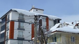 Bolu’da çatı ve tabelalardaki buz sarkıtları alarm veriyor