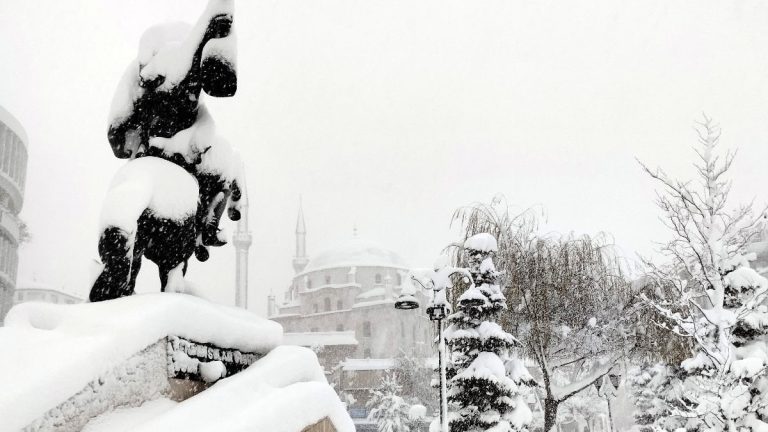 Bolu’da kar yağışı etkisini artırdı