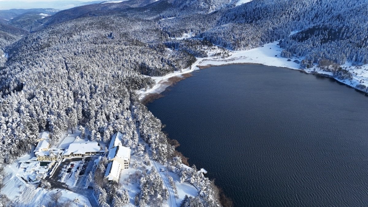 Bolu’da karla kaplı Abant’ta eşsiz manzara