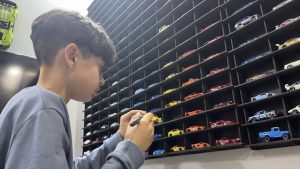 Burdur’da oyuncak arabalarla büyüyen Alpaslan’ın odası, adeta ‘mini müze’