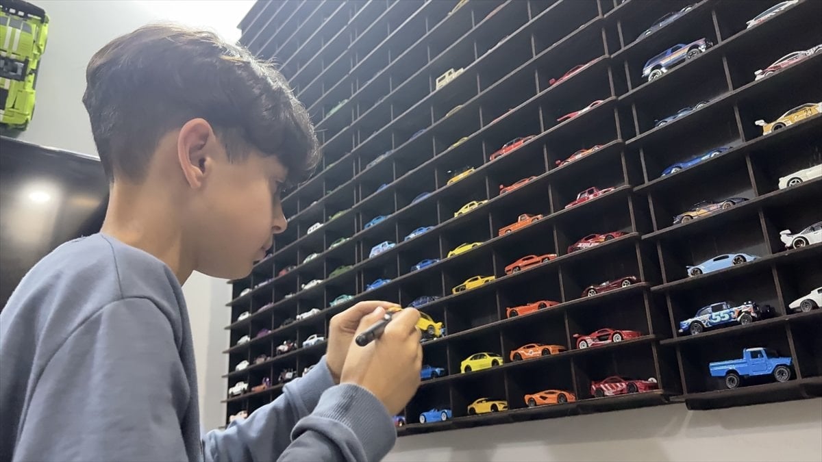 Burdur’da oyuncak arabalarla büyüyen Alpaslan’ın odası, adeta ‘mini müze’