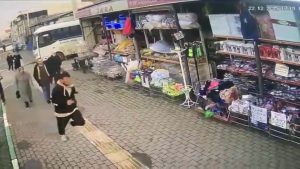 Bursa’da silahla kovaladığı husumetlisine kurşun yağdırdı