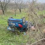 Bursa’da yağış kazaya neden oldu: Otomobil tarlaya savruldu