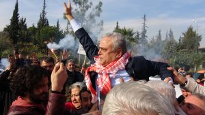 CHP’den istifa eden Ufuk Çakır, memleketi Mersin’de coşkuyla karşılandı