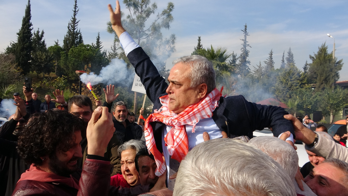 CHP’den istifa eden Ufuk Çakır, memleketi Mersin’de coşkuyla karşılandı