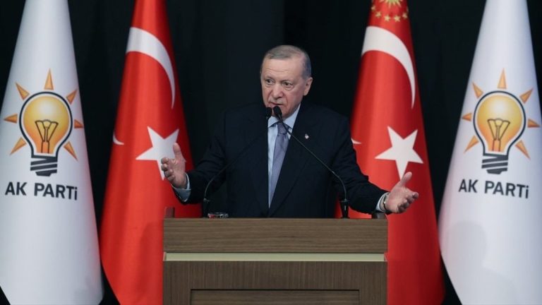 Cumhurbaşkanı Erdoğan’dan Özgür Özel’in mezarlıktaki rakılı görüntülerine sert tepki