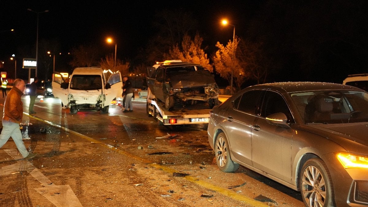 Denizli’de 5 aracın karıştığı zincirleme kaza çok sayıda kişi yaralandı