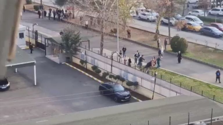 Diyarbakır’da adliye önünde tekmeli yumruklu kavga kameraya yansıdı