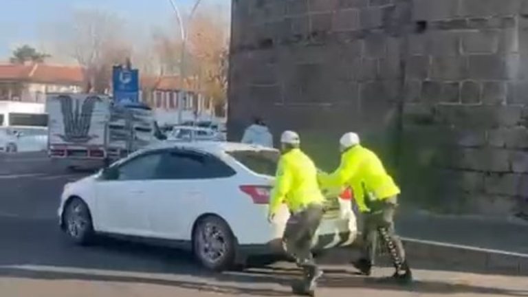 Diyarbakır’da aracı arızalanan sürücüye polis ekiplerinden yardım