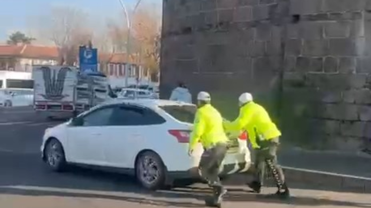 Diyarbakır’da aracı arızalanan sürücüye polis ekiplerinden yardım