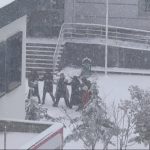 Diyarbakır’da öğrenciler karın keyfini okul hoparlöründen çalınan oyun havasıyla çıkardı