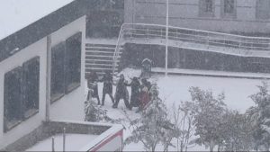 Diyarbakır’da öğrenciler karın keyfini okul hoparlöründen çalınan oyun havasıyla çıkardı