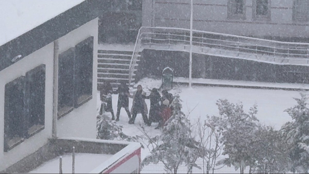 Diyarbakır’da öğrenciler karın keyfini okul hoparlöründen çalınan oyun havasıyla çıkardı