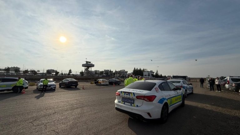 Diyarbakır’da tahliye heyecanı: Birçok aile cezaevi önünde toplandı