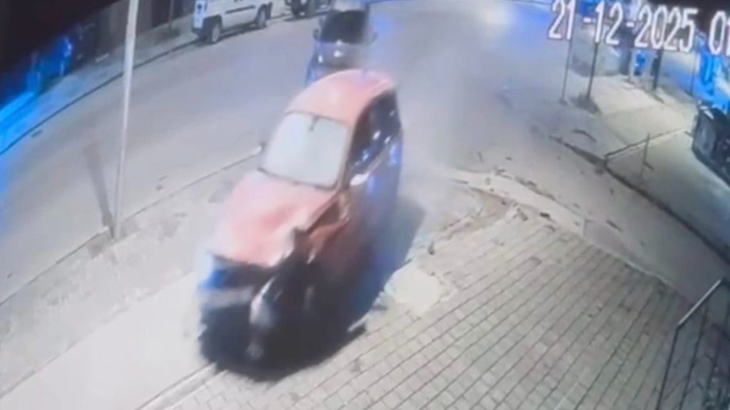 Düzce’de otomobil park halindeki araca çarptı: 4 kişi yara almadan kurtuldu