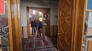 Elazığ’da zabıtayı gören dilenciler camiye kaçıp cemaatin arasına karıştı