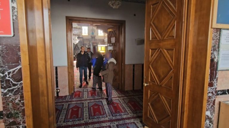 Elazığ’da zabıtayı gören dilenciler camiye kaçıp cemaatin arasına karıştı