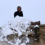 Erzincan’da vatandaşların kar küreme mesaisi