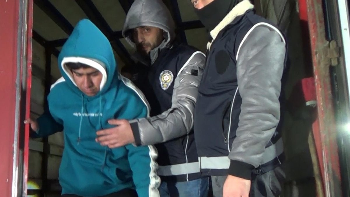 Erzurum’da gümrük mühürlü tırda 23 düzensiz göçmen yakalandı