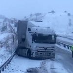Erzurum’da kayan tırlar yolu ulaşıma kapattı