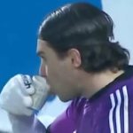 Erzurumspor FK kalecisi maç oynanırken çay içti