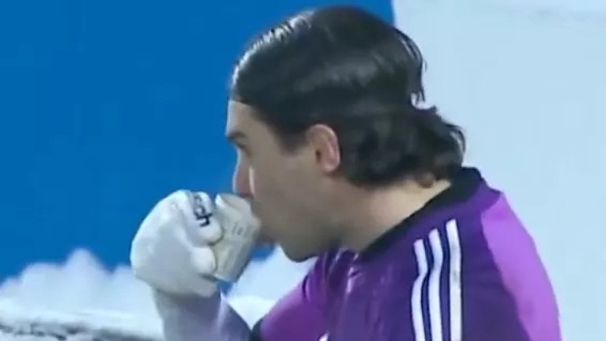 Erzurumspor FK kalecisi maç oynanırken çay içti