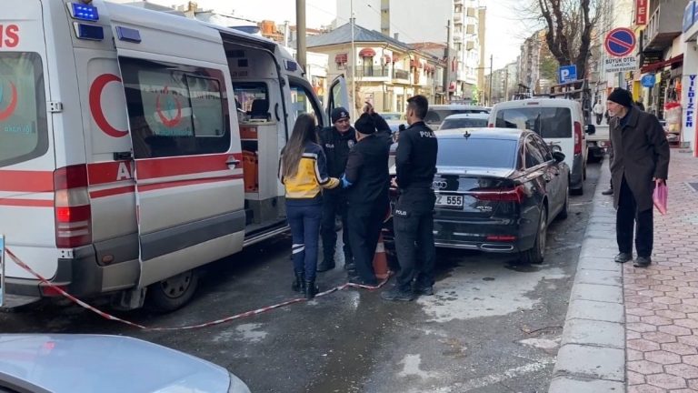 Eskişehir’de tedaviyi reddeden alkollü adam ile polis arasında ilginç olay: Öpüp, sigara uzatmaya çalıştı