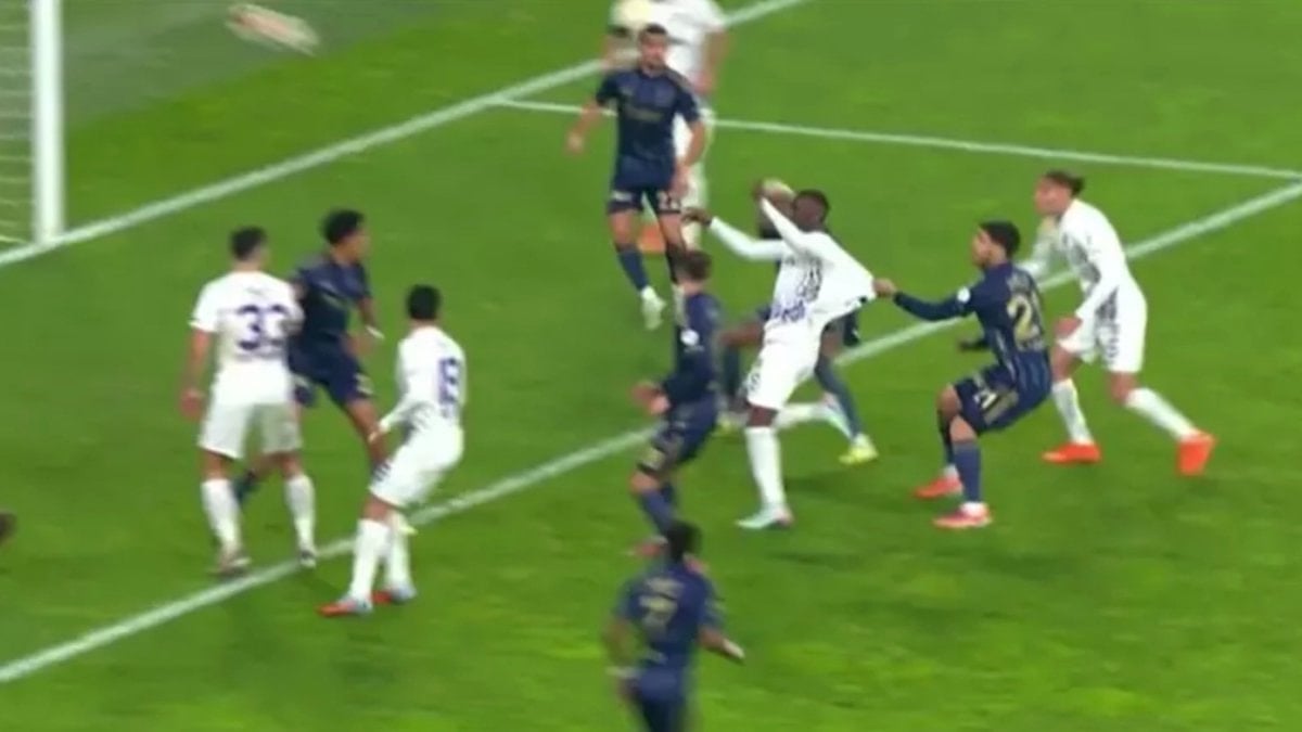 Fenerbahçe-Beşiktaş derbisindeki penaltı pozisyonu akıllara Eyüpspor maçını getirdi