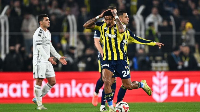 Fenerbahçe, bu sezon derbide ilk kez mağlup oldu