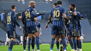 Fenerbahçe ilk yarıyı namağlup bitirdi