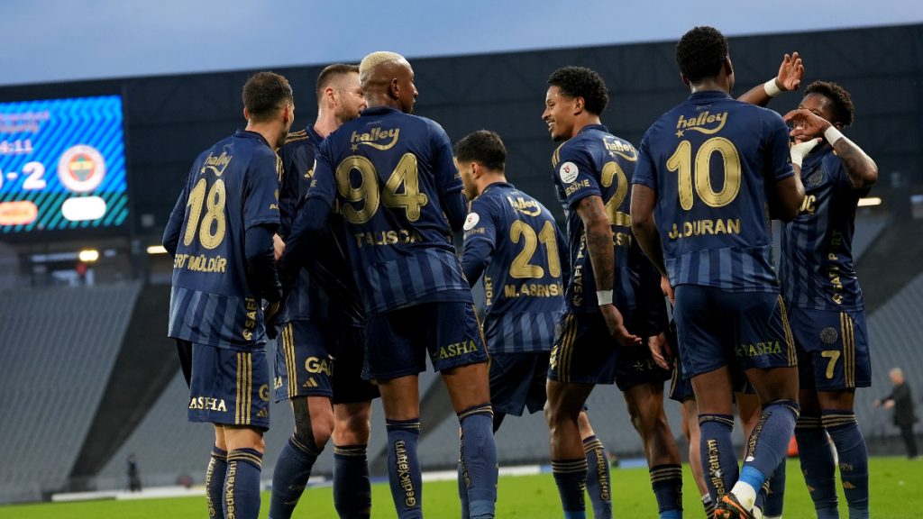 Fenerbahçe, ligde ilk yarıyı namağlup bitirdi