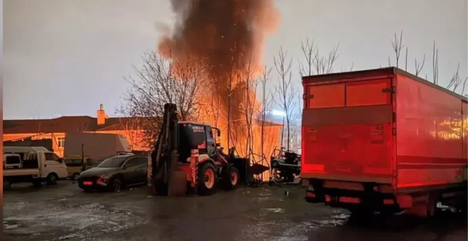 Gaziosmanpaşa’da otoparkta yangın: 14 araç zarar gördü
