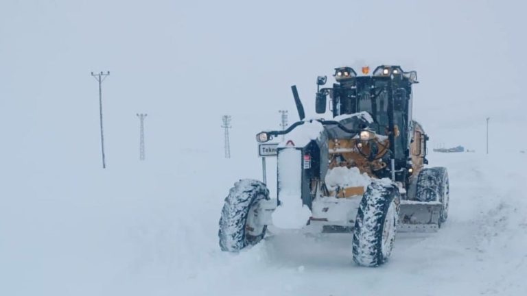 Hakkari’de 281 yerleşim yeri ulaşıma kapandı