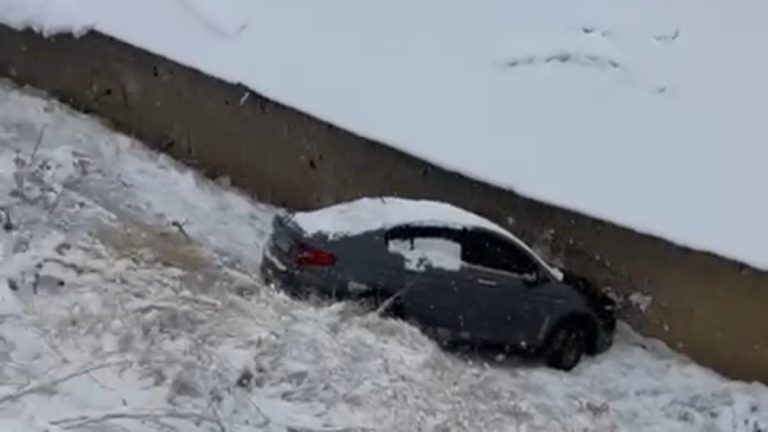 Hakkari’de buzlanma kazaya neden oldu
