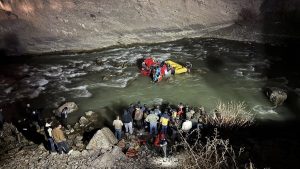 Hakkari’de uçurumdan düşen otomobilin kadın sürücüsü ağır yaralandı